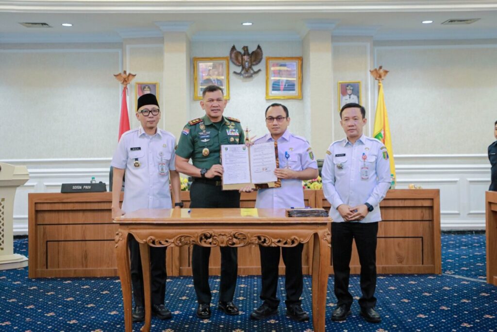 Pemprov Lampung Teken NPHD Bersama Forkopimda, Perkuat Sinergi TNI–Polri 1 Pemprov Lampung Teken NPHD Bersama Forkopimda, Perkuat Sinergi TNI–Polri