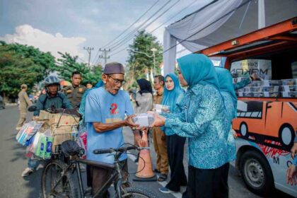 Batin Wulan Bagikan 200 Paket Takjil di Mahan Agung