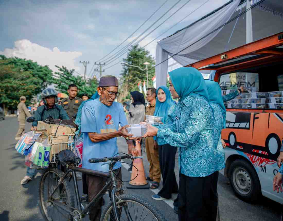 Batin Wulan Bagikan 200 Paket Takjil di Mahan Agung 1 Batin Wulan Bagikan 200 Paket Takjil di Mahan Agung