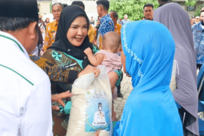 Bunda Eva Salurkan Bantuan Beras Ramadhan untuk 800 Warga Teluk Betung Timur