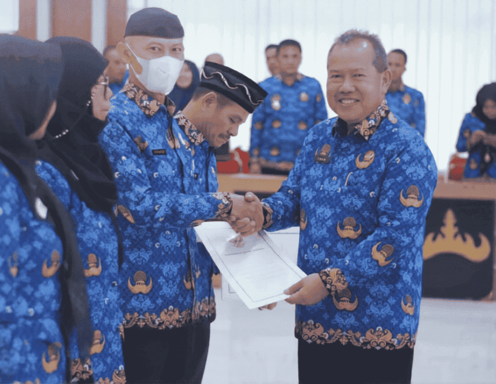 Walikota Bandar Lampung Serahkan SK Pensiun dan Bantuan Purna Bhakti Korpri 1 Walikota Bandar Lampung Serahkan SK Pensiun dan Bantuan Purna Bhakti Korpri