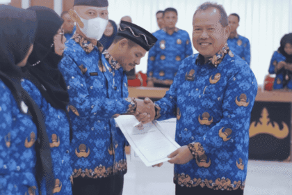 Walikota Bandar Lampung Serahkan SK Pensiun dan Bantuan Purna Bhakti Korpri