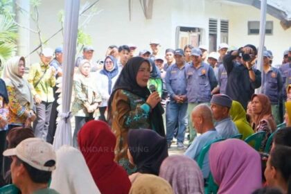 800 Warga Bumiwaras Terima Bantuan Beras Ramadhan