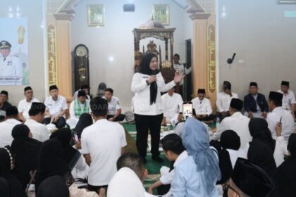 Safari Ramadan di Bumi Waras, Wali Kota Eva Dwiana Serahkan Bantuan Rp50 Juta Kegiatan Safari Ramadan yang digelar di Masjid Nurul Yakin, Jalan Yos Sudarso tersebut turut dihadiri jajaran pejabat Pemerintah Kota Bandar Lampung serta masyarakat setempat. Safari Ramadan merupakan agenda rutin tahunan Pemerintah Kota Bandar Lampung yang bertujuan untuk mempererat tali silaturahmi antara pemerintah dan masyarakat, sekaligus meningkatkan keimanan dan ketakwaan di bulan suci Ramadan. Dalam sambutannya, Eva Dwiana menyampaikan bahwa kegiatan ini menjadi momentum untuk memperkuat kebersamaan serta membangun komunikasi yang harmonis antara pemerintah dan masyarakat. “Melalui kegiatan ini kami berharap silaturahmi antara pemerintah dan masyarakat semakin erat. Kami juga memohon doa agar seluruh program Pemerintah Kota Bandar Lampung dapat berjalan dengan baik serta memberikan manfaat bagi masyarakat,” ujarnya. Bantuan yang diberikan diharapkan dapat mendukung proses pembangunan masjid serta meningkatkan kenyamanan masyarakat dalam beribadah. Kegiatan berlangsung khidmat dan penuh kebersamaan, serta ditutup dengan doa bersama sebagai harapan agar Kota Bandar Lampung senantiasa diberikan keberkahan, keamanan, dan kemajuan.