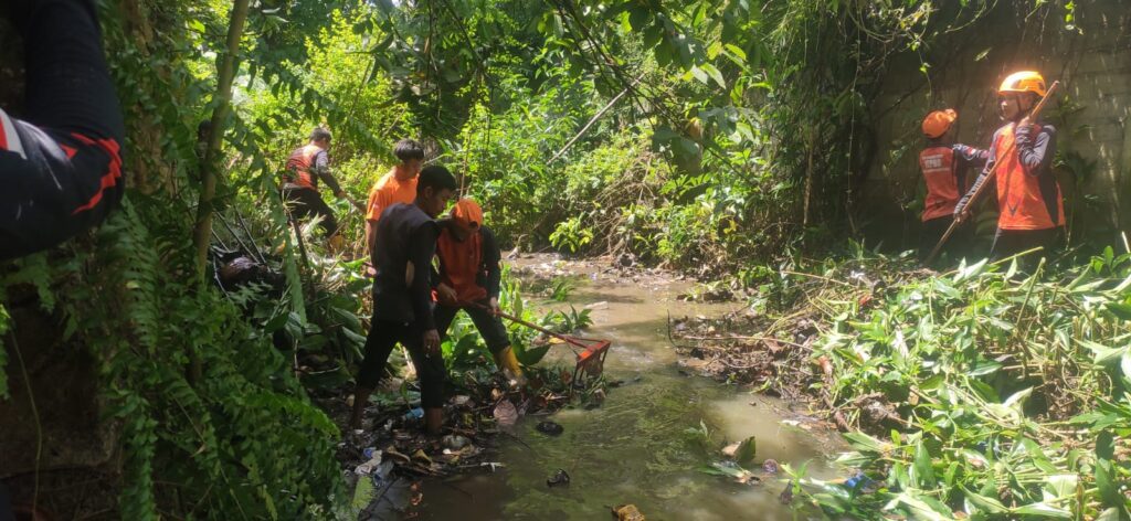BPBD Bandar Lampung Pangkas Pohon Hambat Aliran Sungai di Labuhan Ratu 1 BPBD Bandar Lampung Pangkas Pohon Hambat Aliran Sungai di Labuhan Ratu