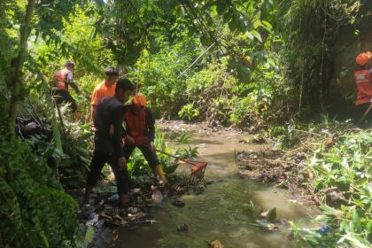 BPBD Bandar Lampung Pangkas Pohon Hambat Aliran Sungai di Labuhan Ratu