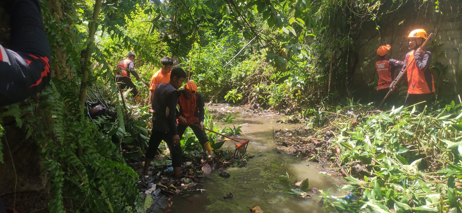 BPBD Bandar Lampung Pangkas Pohon Hambat Aliran Sungai di Labuhan Ratu 1 BPBD Bandar Lampung Pangkas Pohon Hambat Aliran Sungai di Labuhan Ratu