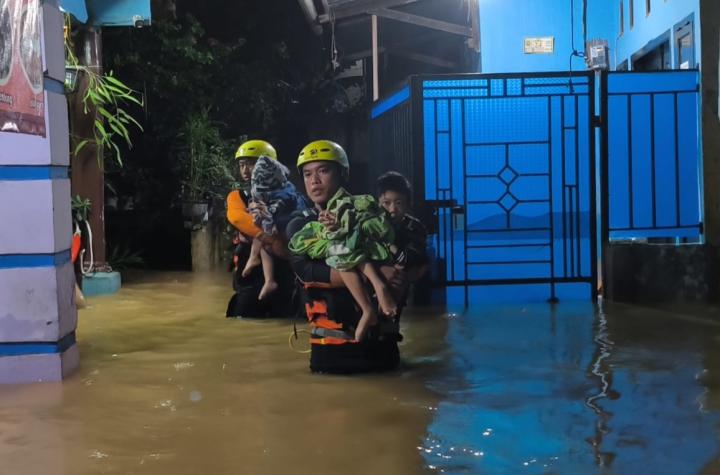 Hujan Deras Picu Banjir di Bandar Lampung, Tim SAR Evakuasi 109 Warga