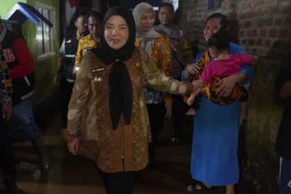 Tinjau Banjir di Way Halim, Wali Kota Eva Dwiana Berikan Bantuan 2 Banjir Melanda, Wali Kota Eva Dwiana Turun Langsung Salurkan Bantuan