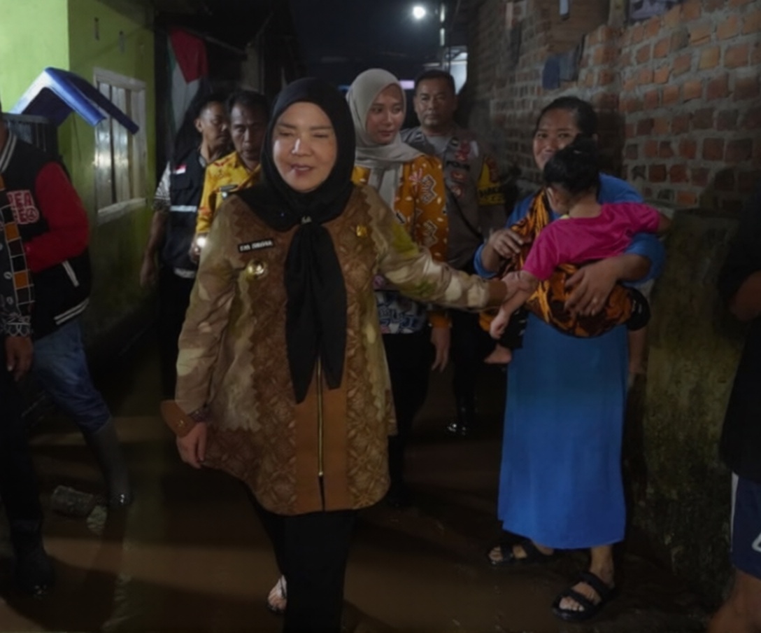 Banjir Melanda, Wali Kota Eva Dwiana Turun Langsung Salurkan Bantuan