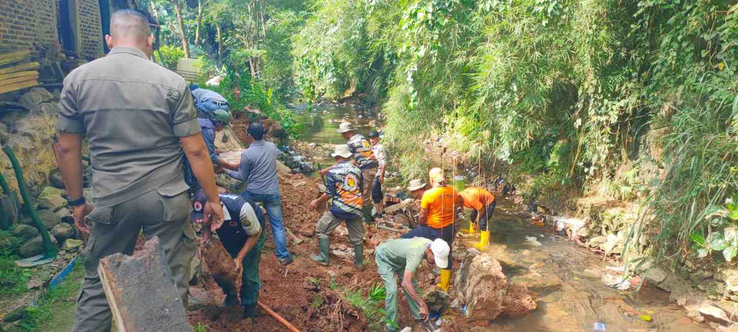 Hujan Deras Picu Longsor, Tim Gabungan Pemkot Bandar Lampung Turun ke Lokasi