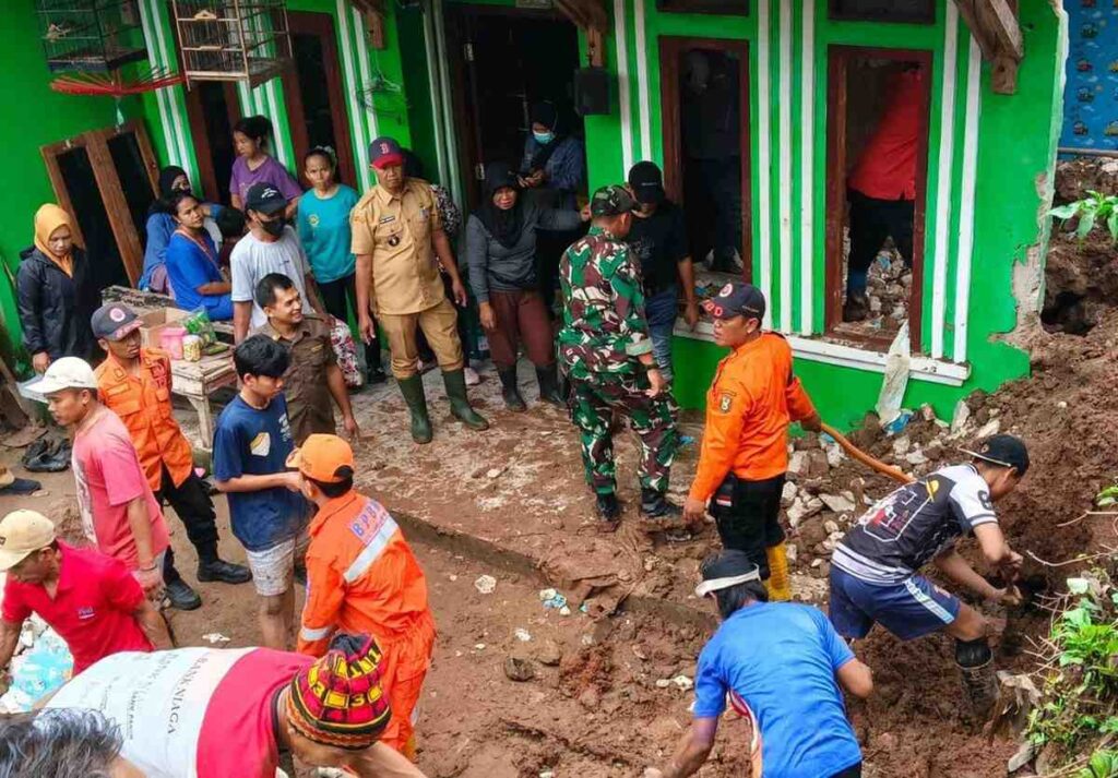 BPBD Bandar Lampung Lakukan Penanganan Tanah Longsor di Teluk Betung Selatan 1 BPBD Bandar Lampung Lakukan Penanganan Tanah Longsor di Teluk Betung Selatan