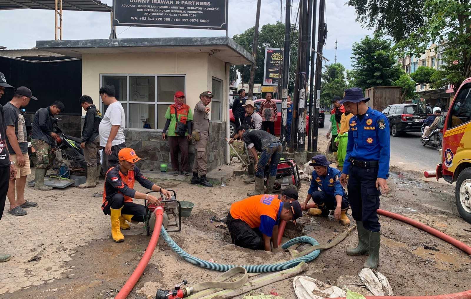 Cegah Banjir, BPBD Bandar Lampung Bersihkan Drainase di Sukabumi