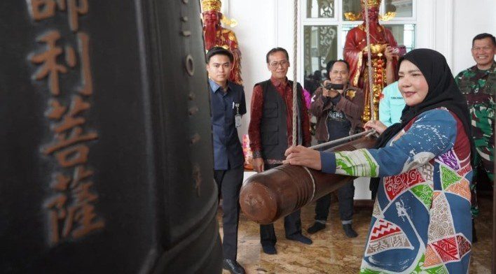 Rayakan Imlek 2026, Eva Dwiana Kunjungi Vihara Amurwa Bhumi Graha