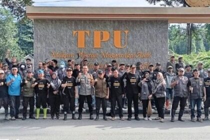 Pemkot Bandar Lampung Gelar Gotong Royong Bersihkan TPU 8 Pemkot Bandar Lampung Gelar Gotong Royong Bersihkan TPU