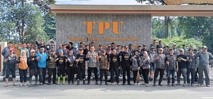 Pemkot Bandar Lampung Gelar Gotong Royong Bersihkan TPU 1 Pemkot Bandar Lampung Gelar Gotong Royong Bersihkan TPU