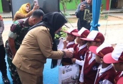 Walikota Bandar Lampung Serahkan Bantuan Perlengkapan Sekolah untuk Ribuan Siswa 10 Walikota Bandar Lampung Serahkan Bantuan Perlengkapan Sekolah untuk Ribuan Siswa