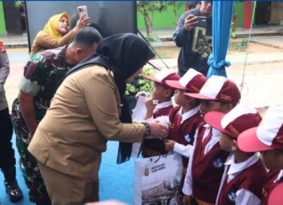 Walikota Bandar Lampung Serahkan Bantuan Perlengkapan Sekolah untuk Ribuan Siswa