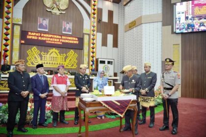 Rapat Paripurna Istimewa HUT ke-17 Kabupaten Pringsewu, Bupati Ajak Perkuat SDM dan Kemandirian Ekonomi Daerah 6 Rapat Paripurna Istimewa HUT ke-17 Kabupaten Pringsewu, Bupati Ajak Perkuat SDM dan Kemandirian Ekonomi Daerah