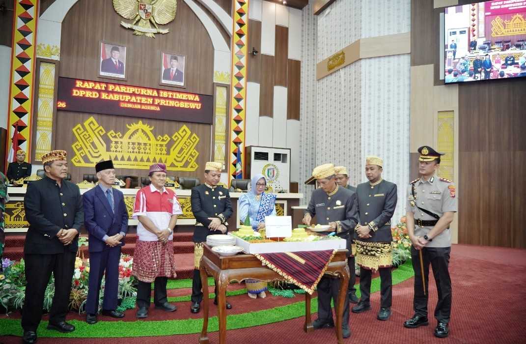 Rapat Paripurna Istimewa HUT ke-17 Kabupaten Pringsewu, Bupati Ajak Perkuat SDM dan Kemandirian Ekonomi Daerah 1 Rapat Paripurna Istimewa HUT ke-17 Kabupaten Pringsewu, Bupati Ajak Perkuat SDM dan Kemandirian Ekonomi Daerah