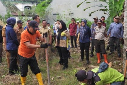 Sidak Drainase, Eva Dwiana Minta Saluran Air Bebas Penyumbatan