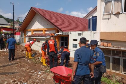 TRC BPBD Gerak Cepat Tangani Longsor yang Robohkan Tembok SMA 16 Bandar Lampung