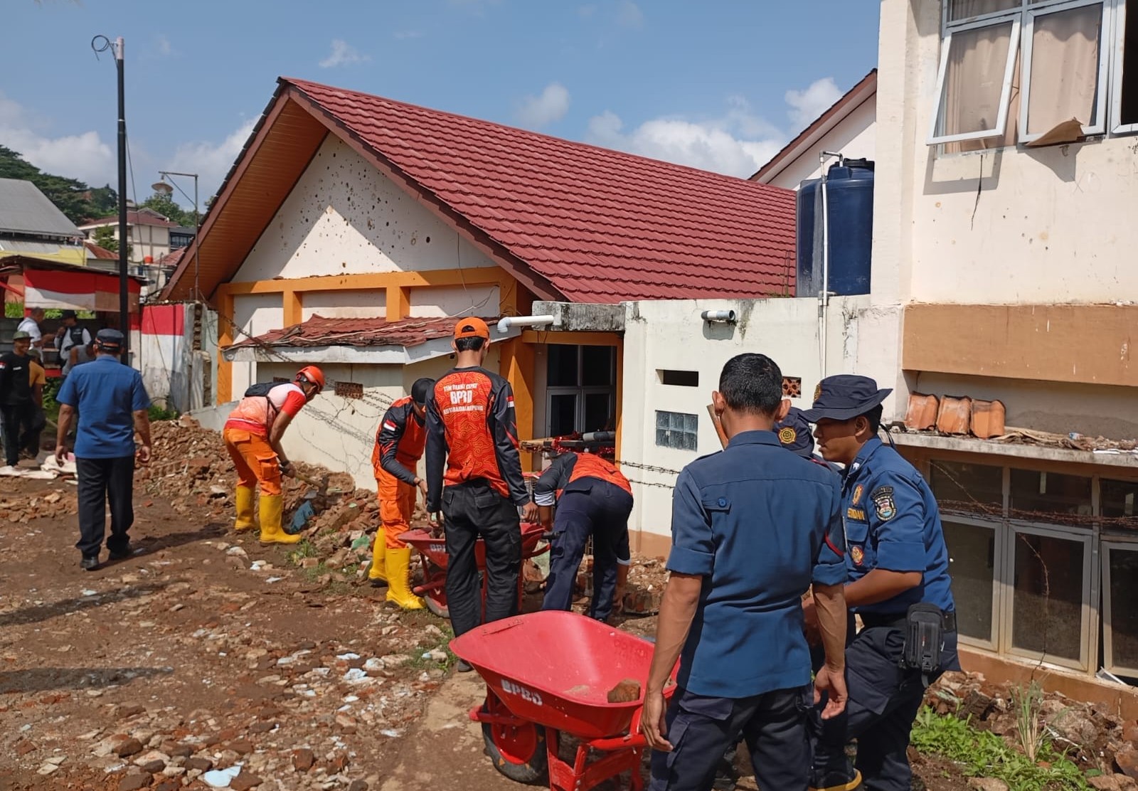 TRC BPBD Gerak Cepat Tangani Longsor yang Robohkan Tembok SMA 16 Bandar Lampung