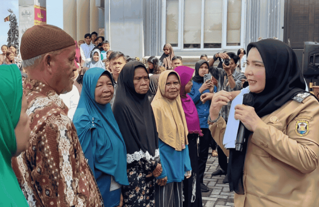 Eva Dwiana Salurkan Sembako Baksos Bhaisajyaguru