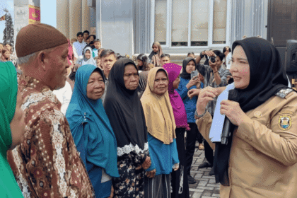 Eva Dwiana Salurkan Sembako Baksos Bhaisajyaguru
