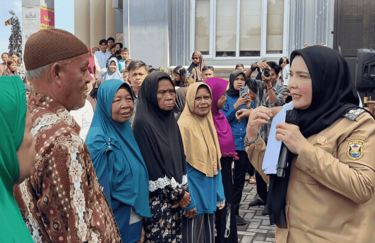 Eva Dwiana Salurkan Sembako Baksos Bhaisajyaguru