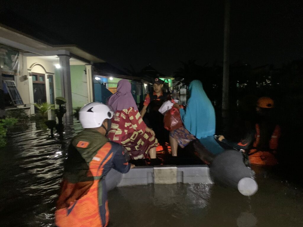 Warga Terjebak Banjir di Tanjung Senang, Tim BPBD Lakukan Evakuasi