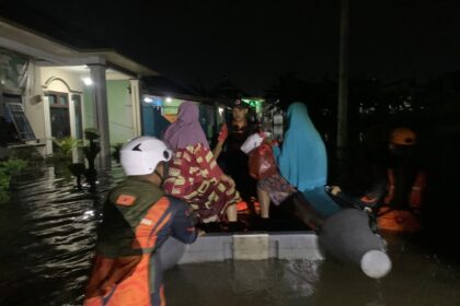 Warga Terjebak Banjir di Tanjung Senang, Tim BPBD Lakukan Evakuasi 4 Warga Terjebak Banjir di Tanjung Senang, Tim BPBD Lakukan Evakuasi