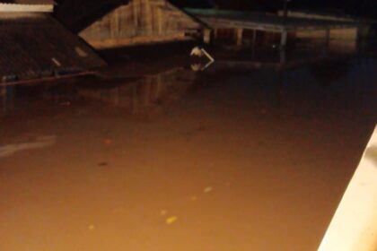 Pemandangan Rutin Gang Ainan Bandar Lampung, Banjir Sampai Atap Rumah