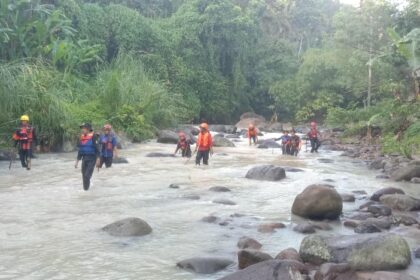 Tim Gabungan Lakukan Pencarian Dua Perempuan Hanyut di Wira Garden 10 Tim Gabungan Lakukan Pencarian Dua Perempuan Hanyut di Wira Garden