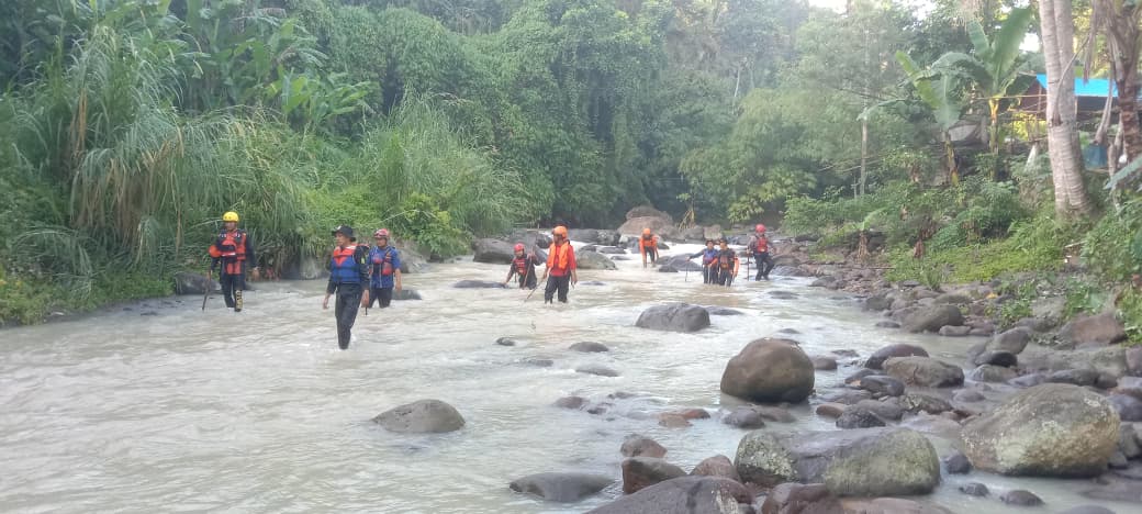 Tim Gabungan Lakukan Pencarian Dua Perempuan Hanyut di Wira Garden 1 Tim Gabungan Lakukan Pencarian Dua Perempuan Hanyut di Wira Garden