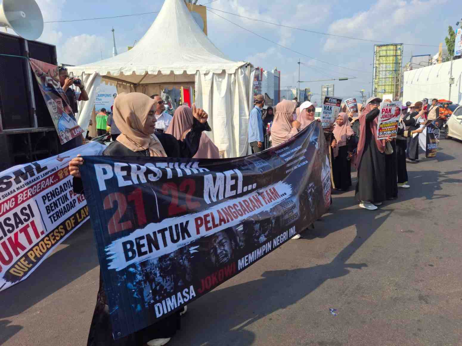 Safari Politik Jokowi di Lampung Diwarnai Aksi Penolakan 1 Safari Jokowi di Lampung Diwarnai Aksi Penolakan