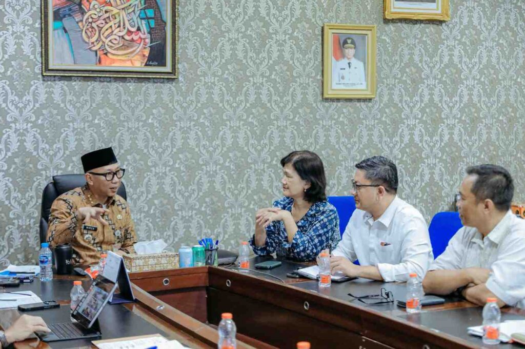 Gubernur Mirza Dorong Program CSR Tepat Sasaran dan Berdampak bagi Masyarakat Hal tersebut disampaikan Gubernur Mirza dalam pertemuan Pemerintah Provinsi Lampung bersama Forum Corporate Social Responsibility (CSR) Lampung di Ruang Kerja Sekretaris Daerah Provinsi Lampung, Kantor Gubernur Lampung, Jumat (5/6/2026). Pertemuan tersebut menjadi bagian dari upaya Pemerintah Provinsi Lampung memperkuat kolaborasi dengan dunia usaha guna mengoptimalkan kontribusi program CSR dalam mendukung pembangunan daerah yang berkelanjutan. Dalam kesempatan itu, Gubernur Mirza menegaskan bahwa peran sektor swasta melalui program CSR memiliki arti penting dalam mempercepat pembangunan dan meningkatkan kesejahteraan masyarakat Lampung. Karena itu, ia mendorong agar program-program CSR disusun secara terarah, berkelanjutan, dan selaras dengan prioritas pembangunan daerah. Gubernur Mirza menilai sinergi antara pemerintah dan dunia usaha perlu terus diperkuat agar berbagai program yang dijalankan mampu memberikan manfaat yang lebih luas bagi masyarakat. Ia juga berharap Forum CSR Lampung dapat menjadi jembatan komunikasi yang efektif antara pemerintah dan perusahaan sehingga pelaksanaan program lebih tepat sasaran dan berdampak nyata. Selain itu, Gubernur Mirza menekankan pentingnya dukungan CSR pada sektor-sektor strategis seperti pendidikan, kesehatan, infrastruktur, lingkungan, dan pemberdayaan ekonomi masyarakat sebagai bagian dari upaya meningkatkan kualitas sumber daya manusia serta mempercepat pembangunan daerah. Sementara itu, Sekretaris Daerah Provinsi Lampung Marindo Kurniawan mengatakan Pemerintah Provinsi Lampung berkomitmen membangun tata kelola CSR yang lebih terintegrasi, transparan, dan akuntabel. Menurutnya, Forum CSR harus menjadi wadah kolaborasi yang mampu menyatukan program-program perusahaan dengan kebutuhan pembangunan daerah. **"Kita ingin pola kerja yang jelas, terintegrasi dari kabupaten/kota hingga provinsi. Program-program yang diusulkan nanti akan dikonsolidasikan dan dipetakan sesuai prioritas pembangunan sehingga manfaatnya lebih optimal,"** ujarnya. Marindo juga mengungkapkan dukungan Pemerintah Provinsi Lampung untuk memperkuat kelembagaan Forum CSR melalui penerbitan Surat Keputusan (SK) Gubernur guna memperkuat koordinasi antara pemerintah daerah, dunia usaha, dan seluruh pemangku kepentingan. Selain itu, ia mendorong pengembangan sistem digital berupa dashboard CSR agar seluruh program perusahaan dapat terdokumentasi dan dipantau secara terbuka. **"Dengan dashboard ini, seluruh program CSR bisa dipantau. Gubernur dapat melihat perkembangan program secara langsung dan masyarakat juga bisa mengetahui kontribusi dunia usaha terhadap pembangunan daerah,"** katanya. Ketua Forum CSR Lampung Veronika Saptarini menyambut baik dukungan Pemerintah Provinsi Lampung terhadap penguatan Forum CSR. Menurutnya, keberadaan forum tersebut penting untuk menyamakan persepsi antara pemerintah dan perusahaan mengenai arah pelaksanaan CSR. Ia menjelaskan bahwa CSR tidak seharusnya dipandang sebagai beban perusahaan, melainkan sebagai investasi yang memberikan manfaat jangka panjang bagi keberlanjutan usaha sekaligus kesejahteraan masyarakat. **"CSR bukan beban. CSR adalah investasi. Ketika perusahaan menjalankan CSR dengan baik, manfaatnya kembali kepada perusahaan dalam bentuk keberlanjutan usaha, hubungan yang baik dengan masyarakat, dan peningkatan reputasi perusahaan,"** ujarnya. Veronika menambahkan, Forum CSR siap membantu memetakan program perusahaan agar selaras dengan tujuan pembangunan berkelanjutan atau *Sustainable Development Goals* (SDGs), termasuk memperkuat pembentukan forum CSR hingga tingkat kabupaten/kota. Pertemuan tersebut menjadi langkah lanjutan dalam memperkuat kolaborasi antara Pemerintah Provinsi Lampung dan sektor swasta guna mendukung terwujudnya pembangunan daerah yang lebih maju, sejahtera, dan berdaya saing.
