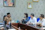 Gubernur Mirza Dorong Program CSR Tepat Sasaran dan Berdampak bagi Masyarakat Hal tersebut disampaikan Gubernur Mirza dalam pertemuan Pemerintah Provinsi Lampung bersama Forum Corporate Social Responsibility (CSR) Lampung di Ruang Kerja Sekretaris Daerah Provinsi Lampung, Kantor Gubernur Lampung, Jumat (5/6/2026). Pertemuan tersebut menjadi bagian dari upaya Pemerintah Provinsi Lampung memperkuat kolaborasi dengan dunia usaha guna mengoptimalkan kontribusi program CSR dalam mendukung pembangunan daerah yang berkelanjutan. Dalam kesempatan itu, Gubernur Mirza menegaskan bahwa peran sektor swasta melalui program CSR memiliki arti penting dalam mempercepat pembangunan dan meningkatkan kesejahteraan masyarakat Lampung. Karena itu, ia mendorong agar program-program CSR disusun secara terarah, berkelanjutan, dan selaras dengan prioritas pembangunan daerah. Gubernur Mirza menilai sinergi antara pemerintah dan dunia usaha perlu terus diperkuat agar berbagai program yang dijalankan mampu memberikan manfaat yang lebih luas bagi masyarakat. Ia juga berharap Forum CSR Lampung dapat menjadi jembatan komunikasi yang efektif antara pemerintah dan perusahaan sehingga pelaksanaan program lebih tepat sasaran dan berdampak nyata. Selain itu, Gubernur Mirza menekankan pentingnya dukungan CSR pada sektor-sektor strategis seperti pendidikan, kesehatan, infrastruktur, lingkungan, dan pemberdayaan ekonomi masyarakat sebagai bagian dari upaya meningkatkan kualitas sumber daya manusia serta mempercepat pembangunan daerah. Sementara itu, Sekretaris Daerah Provinsi Lampung Marindo Kurniawan mengatakan Pemerintah Provinsi Lampung berkomitmen membangun tata kelola CSR yang lebih terintegrasi, transparan, dan akuntabel. Menurutnya, Forum CSR harus menjadi wadah kolaborasi yang mampu menyatukan program-program perusahaan dengan kebutuhan pembangunan daerah. **"Kita ingin pola kerja yang jelas, terintegrasi dari kabupaten/kota hingga provinsi. Program-program yang diusulkan nanti akan dikonsolidasikan dan dipetakan sesuai prioritas pembangunan sehingga manfaatnya lebih optimal,"** ujarnya. Marindo juga mengungkapkan dukungan Pemerintah Provinsi Lampung untuk memperkuat kelembagaan Forum CSR melalui penerbitan Surat Keputusan (SK) Gubernur guna memperkuat koordinasi antara pemerintah daerah, dunia usaha, dan seluruh pemangku kepentingan. Selain itu, ia mendorong pengembangan sistem digital berupa dashboard CSR agar seluruh program perusahaan dapat terdokumentasi dan dipantau secara terbuka. **"Dengan dashboard ini, seluruh program CSR bisa dipantau. Gubernur dapat melihat perkembangan program secara langsung dan masyarakat juga bisa mengetahui kontribusi dunia usaha terhadap pembangunan daerah,"** katanya. Ketua Forum CSR Lampung Veronika Saptarini menyambut baik dukungan Pemerintah Provinsi Lampung terhadap penguatan Forum CSR. Menurutnya, keberadaan forum tersebut penting untuk menyamakan persepsi antara pemerintah dan perusahaan mengenai arah pelaksanaan CSR. Ia menjelaskan bahwa CSR tidak seharusnya dipandang sebagai beban perusahaan, melainkan sebagai investasi yang memberikan manfaat jangka panjang bagi keberlanjutan usaha sekaligus kesejahteraan masyarakat. **"CSR bukan beban. CSR adalah investasi. Ketika perusahaan menjalankan CSR dengan baik, manfaatnya kembali kepada perusahaan dalam bentuk keberlanjutan usaha, hubungan yang baik dengan masyarakat, dan peningkatan reputasi perusahaan,"** ujarnya. Veronika menambahkan, Forum CSR siap membantu memetakan program perusahaan agar selaras dengan tujuan pembangunan berkelanjutan atau *Sustainable Development Goals* (SDGs), termasuk memperkuat pembentukan forum CSR hingga tingkat kabupaten/kota. Pertemuan tersebut menjadi langkah lanjutan dalam memperkuat kolaborasi antara Pemerintah Provinsi Lampung dan sektor swasta guna mendukung terwujudnya pembangunan daerah yang lebih maju, sejahtera, dan berdaya saing.