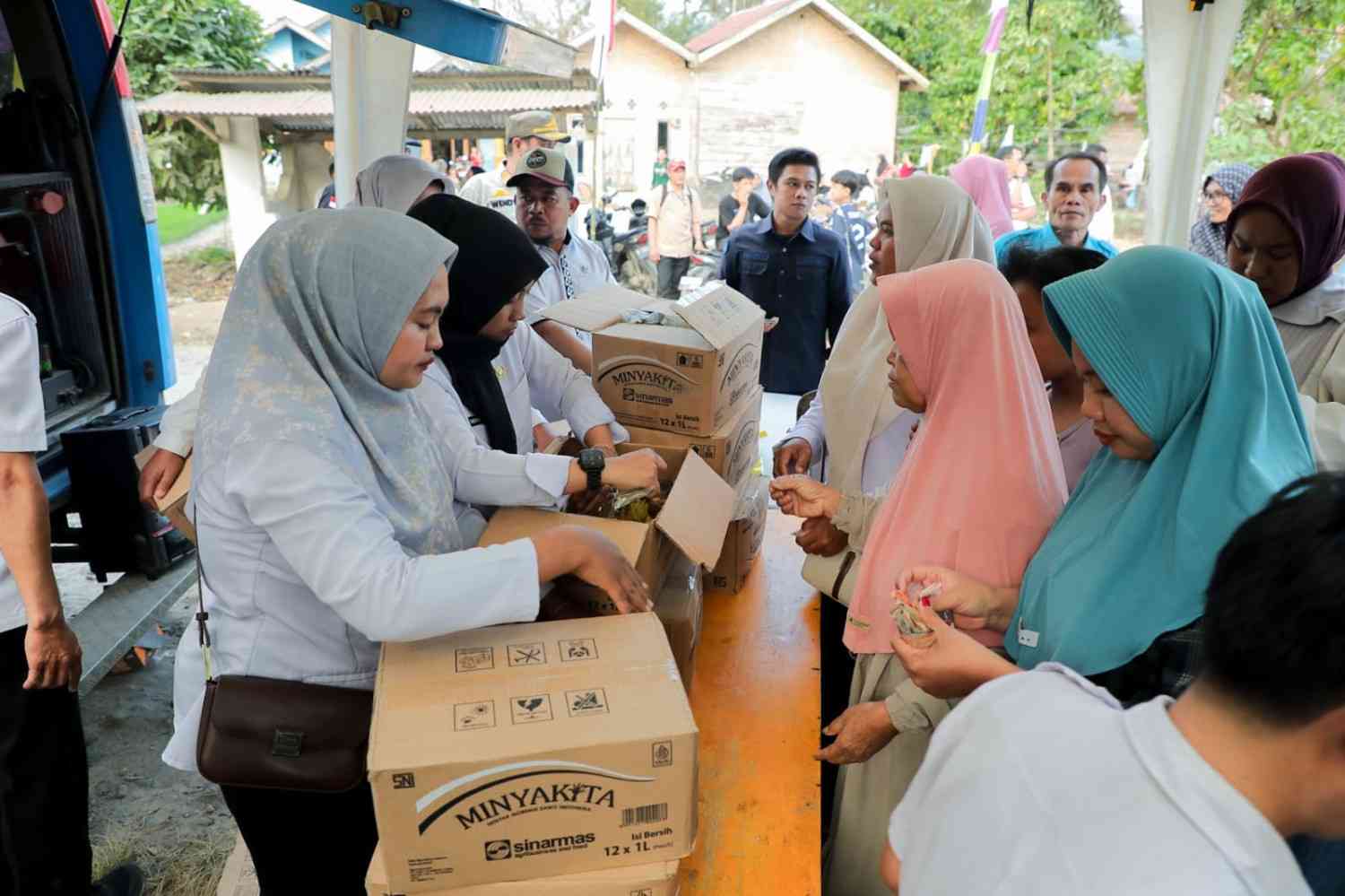 Pemprov Lampung Gelar Pasar Murah di Lampung Barat, Warga Antusias Berburu Sembako 1 Pemprov Lampung Gelar Pasar Murah di Lampung Barat, Warga Antusias Berburu Sembako