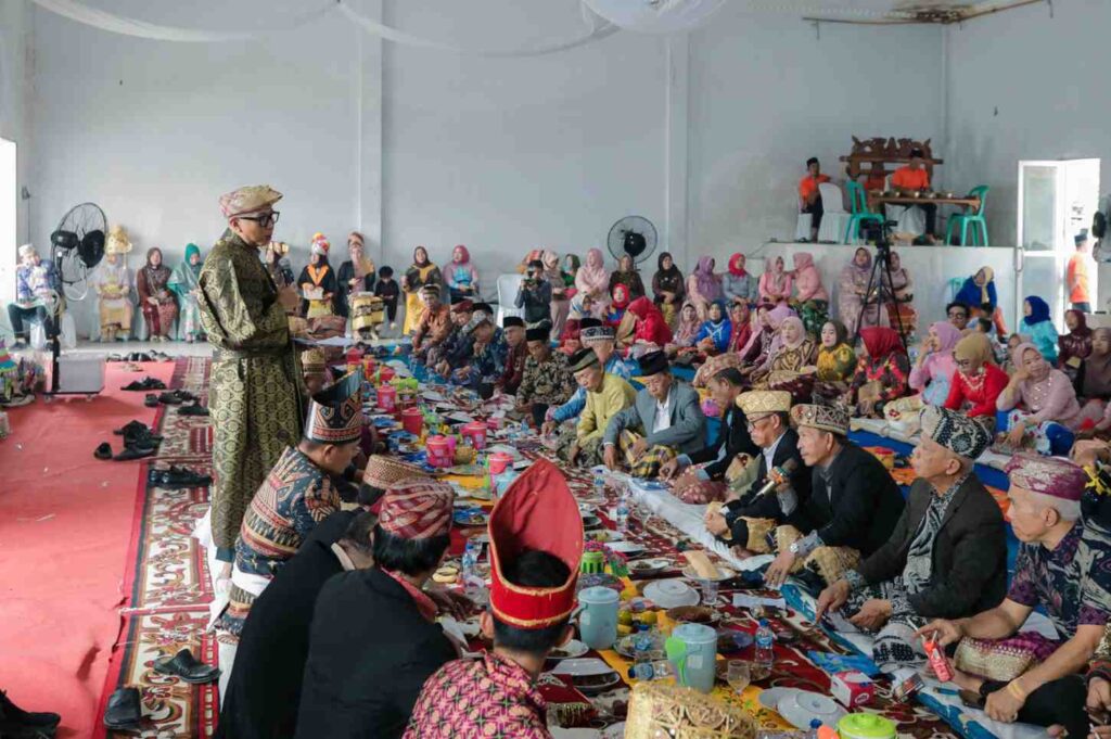 Gubernur Mirza Hadiri Begawi di Lampung Tengah, Tegaskan Adat Jadi Fondasi Pembangunan Daerah 1 Gubernur Mirza Hadiri Begawi di Lampung Tengah, Tegaskan Adat Jadi Fondasi Pembangunan Daerah