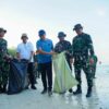 Pimpin Gerakan Radin Inten Asri, Mirza Dorong Budaya Bersih di Kawasan Pesisir 2 Pimpin Gerakan Radin Inten Asri, Mirza Dorong Budaya Bersih di Kawasan Pesisir Menurut Mirza, keberhasilan menjaga kebersihan lingkungan tidak hanya bergantung pada instruksi pemerintah, tetapi juga pada tumbuhnya kesadaran masyarakat untuk menjadikan perilaku hidup bersih sebagai karakter bersama. "Yang paling penting bukan tentang instruksinya, tapi bagaimana kita mengubah kebiasaan. Ingin menjaga kebersihan itu adalah bagian dari sifat-sifat kita, orang Lampung," ujar Gubernur Mirza. Ia menegaskan, Gerakan Radin Inten Asri tidak sekadar menjadi kegiatan gotong royong, tetapi merupakan langkah membangun budaya menjaga lingkungan yang berkelanjutan. Gubernur mengatakan kawasan pesisir memiliki peran strategis bagi Lampung karena menjadi salah satu ikon pariwisata yang dikenal masyarakat luas. Oleh sebab itu, menjaga kebersihan dan keindahan pantai menjadi tanggung jawab bersama. "Ketika orang menyebut Lampung, selain gajah, tentu yang diingat adalah pantai. Seluruh orang datang berwisata ke Lampung alasannya adalah melihat pantai," katanya. Menurut Mirza, penataan kawasan pesisir merupakan bagian dari visi "Bersama Lampung Maju Menuju Indonesia Emas 2045." Kemajuan daerah, kata dia, tidak hanya diukur dari pembangunan infrastruktur, tetapi juga dari lingkungan yang bersih, aman, dan nyaman bagi masyarakat maupun wisatawan. "Lampung bukan hanya maju di bidang infrastruktur. Tapi Lampung harus bersih, pesisirnya terjaga dengan indah, lingkungannya harus aman," tegasnya. Ia berharap semangat gotong royong yang dibangun melalui Gerakan Radin Inten Asri mampu melahirkan masyarakat yang sehat, kompak, serta memiliki kepedulian tinggi terhadap lingkungan. Nilai tersebut tercermin dalam filosfi ASRI, yaitu Aman, Sehat, Resik, dan Indah. Dalam mewujudkan program tersebut, Pemerintah Provinsi Lampung menggandeng Kodam XXI/Radin Inten. Gubernur menyampaikan apresiasi kepada Pangdam XXI/Radin Inten Mayjen TNI Kristomei Sianturi yang telah mendukung revitalisasi kawasan Pantai Pasir Putih. "Terima kasih kepada Pak Pangdam telah merevitalisasi Pasir Putih agar kembali menjadi kebanggaan masyarakat Provinsi Lampung seperti 20 hingga 30 tahun yang lalu," ucapnya. Sementara itu, Pangdam XXI/Radin Inten Mayjen TNI Kristomei Sianturi menegaskan komitmen TNI untuk terus mendukung program pemerintah daerah dalam meningkatkan kualitas lingkungan dan kesejahteraan masyarakat. Menurutnya, lingkungan yang bersih memiliki hubungan erat dengan kesehatan masyarakat sekaligus menjadi modal penting dalam meningkatkan daya tarik sektor pariwisata. Ia juga menilai Pantai Pasir Putih memiliki nilai sejarah yang kuat bagi masyarakat Lampung. Karena itu, revitalisasi kawasan yang kini dikenal sebagai Radin Inten Beach diharapkan mampu menghidupkan kembali fungsi pantai sebagai ruang publik, destinasi wisata, sekaligus pusat aktivitas masyarakat. Kegiatan gotong royong tersebut turut dihadiri jajaran Forkopimda Provinsi Lampung, Sekretaris Daerah Provinsi Lampung Marindo Kurniawan, unsur perguruan tinggi, dunia usaha, komunitas, serta masyarakat yang bersama-sama membersihkan kawasan pesisir. Melalui Gerakan Radin Inten Asri, Pemerintah Provinsi Lampung berharap budaya menjaga kebersihan terus tumbuh di tengah masyarakat. Selain menciptakan lingkungan pesisir yang bersih dan indah, gerakan ini juga diharapkan memperkuat sektor pariwisata, menggerakkan ekonomi masyarakat, serta meningkatkan kualitas hidup warga Lampung secara berkelanjutan.