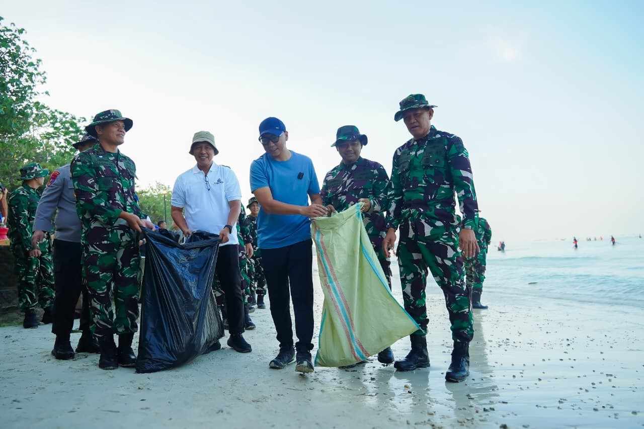 Pimpin Gerakan Radin Inten Asri, Mirza Dorong Budaya Bersih di Kawasan Pesisir 1 Pimpin Gerakan Radin Inten Asri, Mirza Dorong Budaya Bersih di Kawasan Pesisir Menurut Mirza, keberhasilan menjaga kebersihan lingkungan tidak hanya bergantung pada instruksi pemerintah, tetapi juga pada tumbuhnya kesadaran masyarakat untuk menjadikan perilaku hidup bersih sebagai karakter bersama. "Yang paling penting bukan tentang instruksinya, tapi bagaimana kita mengubah kebiasaan. Ingin menjaga kebersihan itu adalah bagian dari sifat-sifat kita, orang Lampung," ujar Gubernur Mirza. Ia menegaskan, Gerakan Radin Inten Asri tidak sekadar menjadi kegiatan gotong royong, tetapi merupakan langkah membangun budaya menjaga lingkungan yang berkelanjutan. Gubernur mengatakan kawasan pesisir memiliki peran strategis bagi Lampung karena menjadi salah satu ikon pariwisata yang dikenal masyarakat luas. Oleh sebab itu, menjaga kebersihan dan keindahan pantai menjadi tanggung jawab bersama. "Ketika orang menyebut Lampung, selain gajah, tentu yang diingat adalah pantai. Seluruh orang datang berwisata ke Lampung alasannya adalah melihat pantai," katanya. Menurut Mirza, penataan kawasan pesisir merupakan bagian dari visi "Bersama Lampung Maju Menuju Indonesia Emas 2045." Kemajuan daerah, kata dia, tidak hanya diukur dari pembangunan infrastruktur, tetapi juga dari lingkungan yang bersih, aman, dan nyaman bagi masyarakat maupun wisatawan. "Lampung bukan hanya maju di bidang infrastruktur. Tapi Lampung harus bersih, pesisirnya terjaga dengan indah, lingkungannya harus aman," tegasnya. Ia berharap semangat gotong royong yang dibangun melalui Gerakan Radin Inten Asri mampu melahirkan masyarakat yang sehat, kompak, serta memiliki kepedulian tinggi terhadap lingkungan. Nilai tersebut tercermin dalam filosfi ASRI, yaitu Aman, Sehat, Resik, dan Indah. Dalam mewujudkan program tersebut, Pemerintah Provinsi Lampung menggandeng Kodam XXI/Radin Inten. Gubernur menyampaikan apresiasi kepada Pangdam XXI/Radin Inten Mayjen TNI Kristomei Sianturi yang telah mendukung revitalisasi kawasan Pantai Pasir Putih. "Terima kasih kepada Pak Pangdam telah merevitalisasi Pasir Putih agar kembali menjadi kebanggaan masyarakat Provinsi Lampung seperti 20 hingga 30 tahun yang lalu," ucapnya. Sementara itu, Pangdam XXI/Radin Inten Mayjen TNI Kristomei Sianturi menegaskan komitmen TNI untuk terus mendukung program pemerintah daerah dalam meningkatkan kualitas lingkungan dan kesejahteraan masyarakat. Menurutnya, lingkungan yang bersih memiliki hubungan erat dengan kesehatan masyarakat sekaligus menjadi modal penting dalam meningkatkan daya tarik sektor pariwisata. Ia juga menilai Pantai Pasir Putih memiliki nilai sejarah yang kuat bagi masyarakat Lampung. Karena itu, revitalisasi kawasan yang kini dikenal sebagai Radin Inten Beach diharapkan mampu menghidupkan kembali fungsi pantai sebagai ruang publik, destinasi wisata, sekaligus pusat aktivitas masyarakat. Kegiatan gotong royong tersebut turut dihadiri jajaran Forkopimda Provinsi Lampung, Sekretaris Daerah Provinsi Lampung Marindo Kurniawan, unsur perguruan tinggi, dunia usaha, komunitas, serta masyarakat yang bersama-sama membersihkan kawasan pesisir. Melalui Gerakan Radin Inten Asri, Pemerintah Provinsi Lampung berharap budaya menjaga kebersihan terus tumbuh di tengah masyarakat. Selain menciptakan lingkungan pesisir yang bersih dan indah, gerakan ini juga diharapkan memperkuat sektor pariwisata, menggerakkan ekonomi masyarakat, serta meningkatkan kualitas hidup warga Lampung secara berkelanjutan.