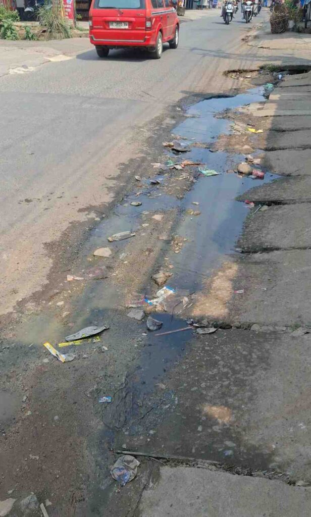 Lapor Bunda Eva, Proyek Galian Diduga PDAM di Jalan Hi Komarudin Tinggalkan Jalan Rusak dan Genangan 1 Lapor Bunda Eva, Proyek Galian Diduga PDAM di Jalan Hi Komarudin Tinggalkan Jalan Rusak dan Genangan