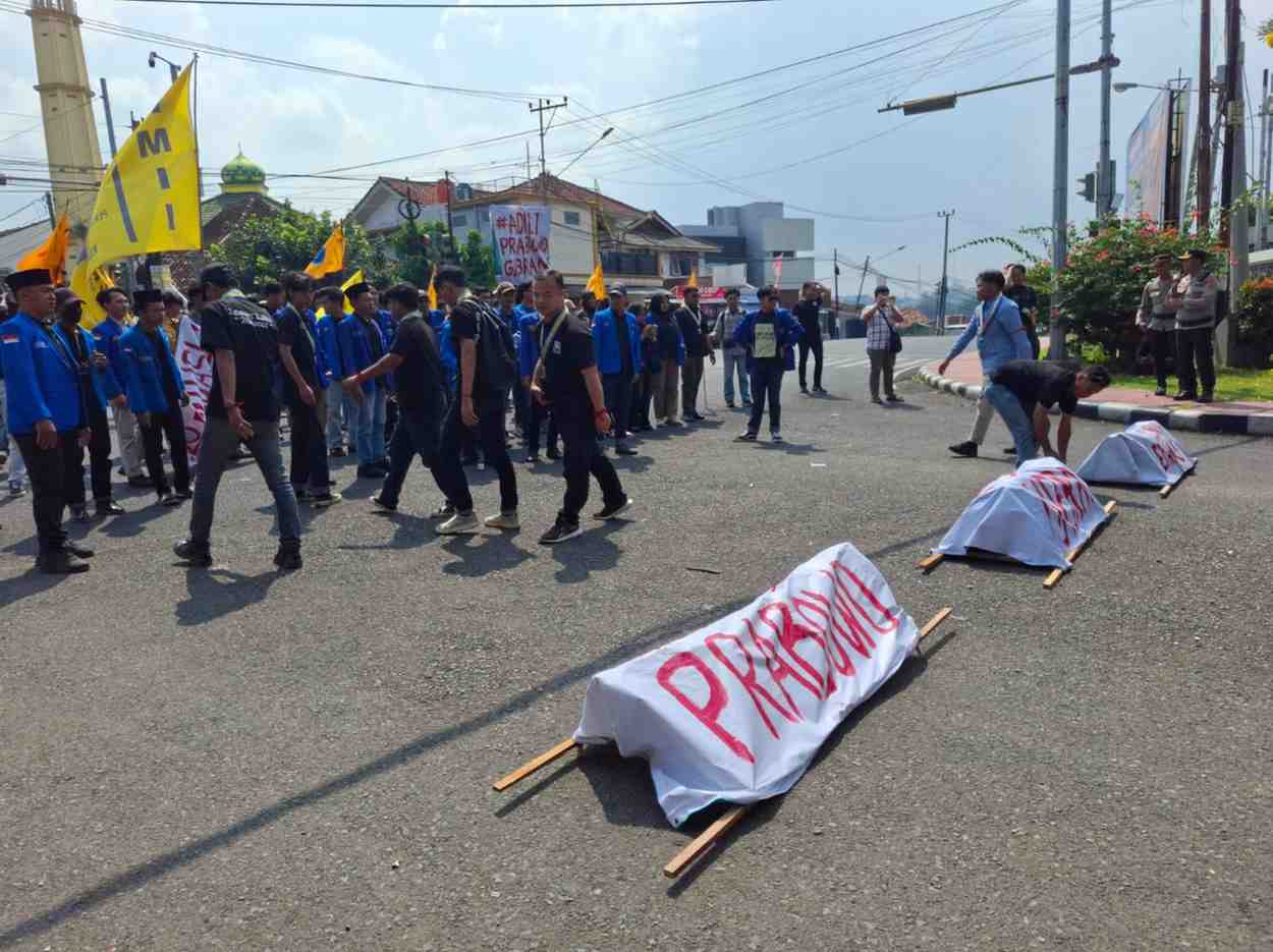 PMII Lampung Geruduk Pemprov Lampung, Bawa Tujuh Gugatan untuk Pemerintah 1 PMII Lampung Geruduk Pemprov Lampung, Bawa Tujuh Gugatan untuk Pemerintah