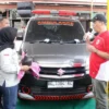 Bupati Tubaba Luncurkan Ambulans Gratis Hasil Pengelolaan Bank Sampah 3 Bupati Tubaba Luncurkan Ambulans Gratis Hasil Pengelolaan Bank Sampah Ambulans tersebut menjadi wujud nyata keberhasilan program pengelolaan sampah berbasis partisipasi masyarakat yang tidak hanya berdampak pada pelestarian lingkungan, tetapi juga menghadirkan manfaat langsung di bidang pelayanan kesehatan. Dalam sambutannya, Novriwan mengatakan pengadaan ambulans merupakan hasil dari konsistensi masyarakat dalam mendukung program unggulan pemerintah daerah, khususnya di bidang lingkungan hidup. "Dengan menjalankan program unggulan, terutama pada sektor lingkungan hidup, hasilnya mulai dapat dirasakan masyarakat. Hari ini kita berhasil menghadirkan satu unit ambulans untuk melayani kebutuhan warga Mulya Kencana," ujar Novriwan. Menurutnya, keberhasilan tersebut tidak akan tercapai tanpa keterlibatan aktif masyarakat. "Tidak mungkin program-program ini dapat terlaksana jika masyarakat tidak berpartisipasi. Pemerintah pusat, pemerintah provinsi, hingga pemerintah kabupaten dapat memiliki program yang baik, namun keberhasilannya sangat bergantung pada dukungan masyarakat," katanya. Novriwan juga menyampaikan bahwa program pengelolaan sampah di Kabupaten Tulang Bawang Barat telah berjalan sejak sekitar satu tahun lalu, bahkan sebelum menjadi salah satu program yang mendapat perhatian secara nasional. Sementara itu, Ketua Bank Sampah Unit Mulya Kencana, Aipda Ahmat Soim, menjelaskan bahwa ambulans tersebut dibeli dari hasil pengelolaan sampah yang dilakukan masyarakat secara rutin. "Alhamdulillah, berkat kerja keras para pengurus dan masyarakat melalui kegiatan sosial yang dilakukan setiap dua minggu sekali, kami berhasil membeli satu unit ambulans," ujarnya. Ia menyebutkan sekitar 80 persen masyarakat di Kecamatan Tulang Bawang Tengah telah bergabung sebagai anggota Bank Sampah. "Sedikit demi sedikit hasil dari sampah yang kami kumpulkan kemudian dikelola hingga memiliki nilai ekonomi. Alhamdulillah akhirnya dapat diwujudkan menjadi ambulans yang akan dimanfaatkan masyarakat," katanya. Menurut Ahmat, seluruh biaya operasional ambulans, mulai dari sopir, bahan bakar, hingga perawatan kendaraan, akan ditanggung dari hasil pengelolaan bank sampah sehingga layanan tersebut dapat dinikmati secara gratis oleh seluruh anggota. "Operasional ambulans, seperti sopir, bahan bakar, dan perawatan kendaraan akan dibiayai dari hasil pengelolaan bank sampah. Jadi anggota bank sampah dapat menggunakan ambulans ini secara gratis seratus persen," jelasnya. Ke depan, pihaknya berharap mendapat dukungan berupa mesin pencacah sampah agar limbah plastik dapat diolah menjadi biji plastik yang memiliki nilai jual lebih tinggi. Dengan demikian, manfaat ekonomi dari pengelolaan sampah diharapkan semakin meningkat sekaligus memperkuat keberlanjutan program pelayanan sosial bagi masyarakat.