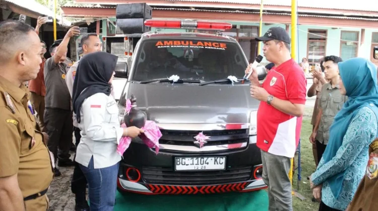 Bupati Tubaba Luncurkan Ambulans Gratis Hasil Pengelolaan Bank Sampah 1 Bupati Tubaba Luncurkan Ambulans Gratis Hasil Pengelolaan Bank Sampah Ambulans tersebut menjadi wujud nyata keberhasilan program pengelolaan sampah berbasis partisipasi masyarakat yang tidak hanya berdampak pada pelestarian lingkungan, tetapi juga menghadirkan manfaat langsung di bidang pelayanan kesehatan. Dalam sambutannya, Novriwan mengatakan pengadaan ambulans merupakan hasil dari konsistensi masyarakat dalam mendukung program unggulan pemerintah daerah, khususnya di bidang lingkungan hidup. "Dengan menjalankan program unggulan, terutama pada sektor lingkungan hidup, hasilnya mulai dapat dirasakan masyarakat. Hari ini kita berhasil menghadirkan satu unit ambulans untuk melayani kebutuhan warga Mulya Kencana," ujar Novriwan. Menurutnya, keberhasilan tersebut tidak akan tercapai tanpa keterlibatan aktif masyarakat. "Tidak mungkin program-program ini dapat terlaksana jika masyarakat tidak berpartisipasi. Pemerintah pusat, pemerintah provinsi, hingga pemerintah kabupaten dapat memiliki program yang baik, namun keberhasilannya sangat bergantung pada dukungan masyarakat," katanya. Novriwan juga menyampaikan bahwa program pengelolaan sampah di Kabupaten Tulang Bawang Barat telah berjalan sejak sekitar satu tahun lalu, bahkan sebelum menjadi salah satu program yang mendapat perhatian secara nasional. Sementara itu, Ketua Bank Sampah Unit Mulya Kencana, Aipda Ahmat Soim, menjelaskan bahwa ambulans tersebut dibeli dari hasil pengelolaan sampah yang dilakukan masyarakat secara rutin. "Alhamdulillah, berkat kerja keras para pengurus dan masyarakat melalui kegiatan sosial yang dilakukan setiap dua minggu sekali, kami berhasil membeli satu unit ambulans," ujarnya. Ia menyebutkan sekitar 80 persen masyarakat di Kecamatan Tulang Bawang Tengah telah bergabung sebagai anggota Bank Sampah. "Sedikit demi sedikit hasil dari sampah yang kami kumpulkan kemudian dikelola hingga memiliki nilai ekonomi. Alhamdulillah akhirnya dapat diwujudkan menjadi ambulans yang akan dimanfaatkan masyarakat," katanya. Menurut Ahmat, seluruh biaya operasional ambulans, mulai dari sopir, bahan bakar, hingga perawatan kendaraan, akan ditanggung dari hasil pengelolaan bank sampah sehingga layanan tersebut dapat dinikmati secara gratis oleh seluruh anggota. "Operasional ambulans, seperti sopir, bahan bakar, dan perawatan kendaraan akan dibiayai dari hasil pengelolaan bank sampah. Jadi anggota bank sampah dapat menggunakan ambulans ini secara gratis seratus persen," jelasnya. Ke depan, pihaknya berharap mendapat dukungan berupa mesin pencacah sampah agar limbah plastik dapat diolah menjadi biji plastik yang memiliki nilai jual lebih tinggi. Dengan demikian, manfaat ekonomi dari pengelolaan sampah diharapkan semakin meningkat sekaligus memperkuat keberlanjutan program pelayanan sosial bagi masyarakat.