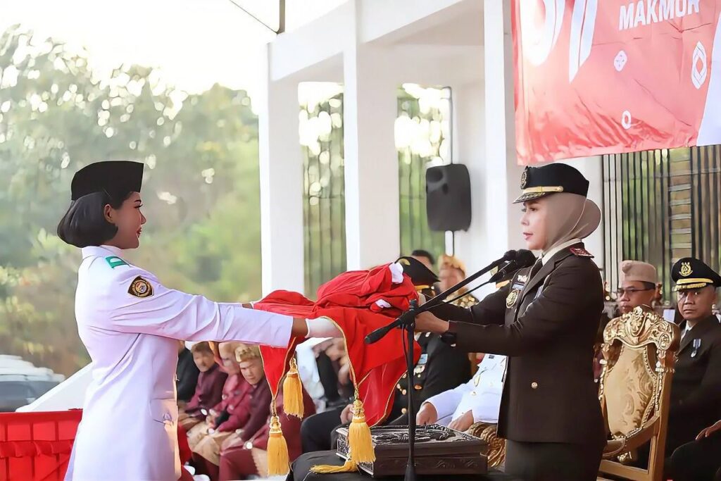Kajari Lampung Tengah Rita Susanti Pimpin Upacara Penurunan Sang Merah Putih Gunung Sugih 1 Kajari Lampung Tengah Rita Susanti Pimpin Upacara Penurunan Sang Merah Putih Gunung Sugih
