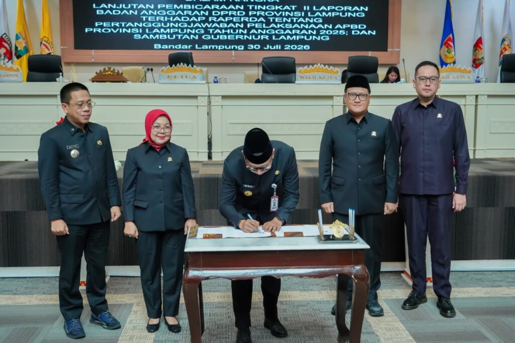 Gubernur Mirza dan Ketua DPRD Lampung Teken Raperda Pertanggungjawaban APBD 2025