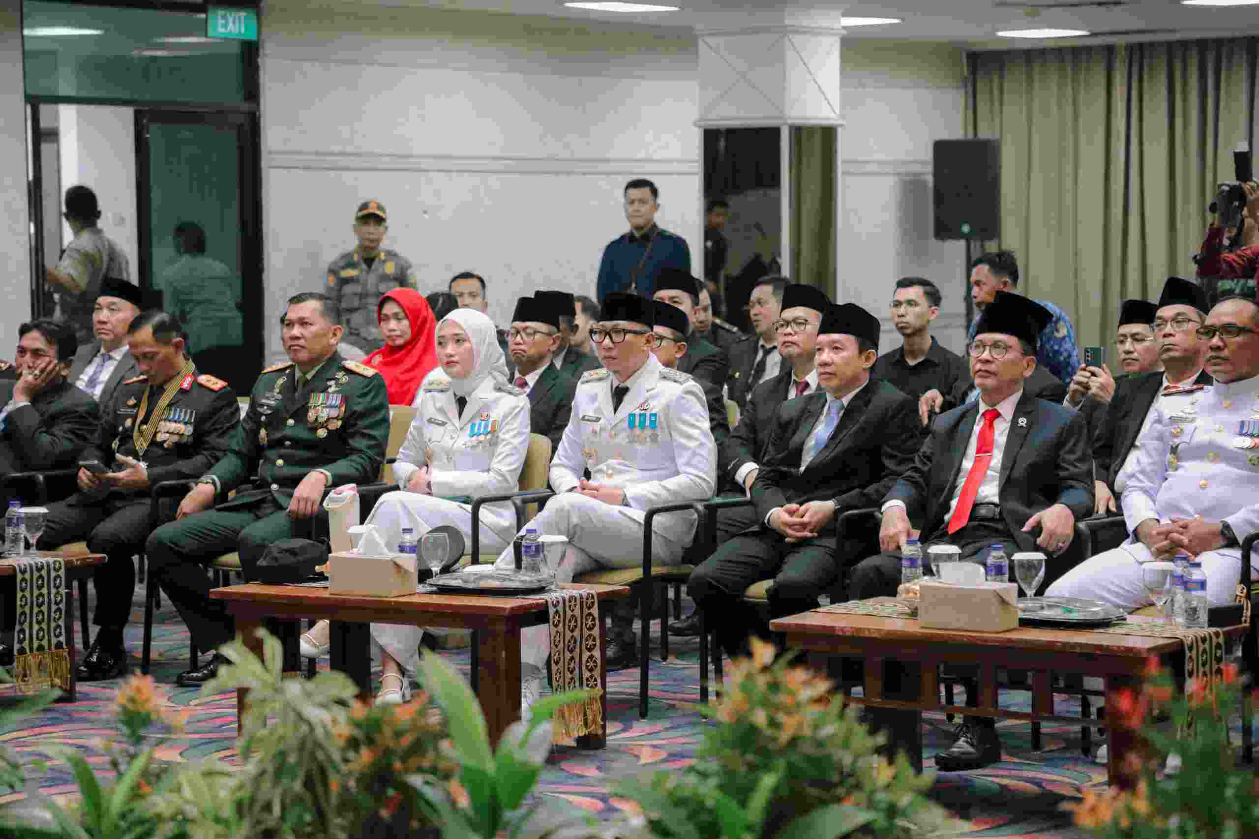 HUT ke-81 RI, Mirza-Jihan Ikuti Detik-Detik Proklamasi dari Balai Keratun 1 HUT ke-81 RI, Gubernur Mirza dan Wagub Jihan Ikuti Detik-Detik Proklamasi Secara Virtual