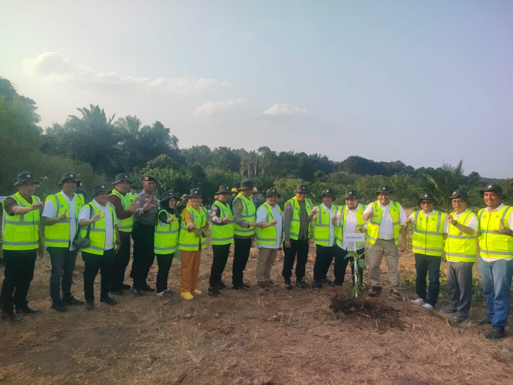 PTPN IV Regional VII Tanam 200 Pohon di Bekri, Dukung Program 1,5 Juta Pohon 1 PTPN IV Regional VII Tanam 200 Pohon di Bekri, Dukung Program 1,5 Juta Pohon